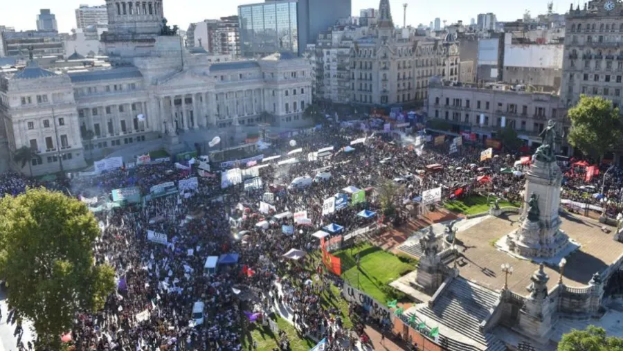 Miles de mujeres marcharon en todo el país bajo el lema "la deuda es con nosotras"