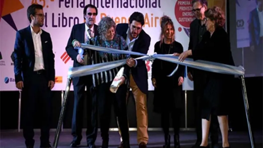 Avelluto junto a Rita Segato, cortando el listón inaugural de la Feria del Libro 2019 Avelluto junto a Rita Segato, cortando el listón inaugural de la Feria del Libro 2019