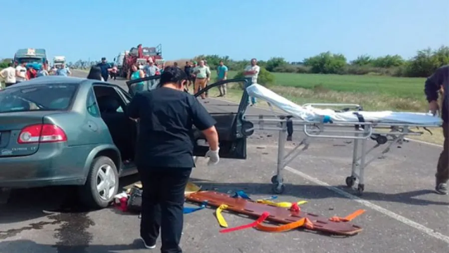 Murió una mujer tras el choque entre un auto y un camión en ruta 12 Murió una mujer tras el choque entre un auto y un camión en ruta 12