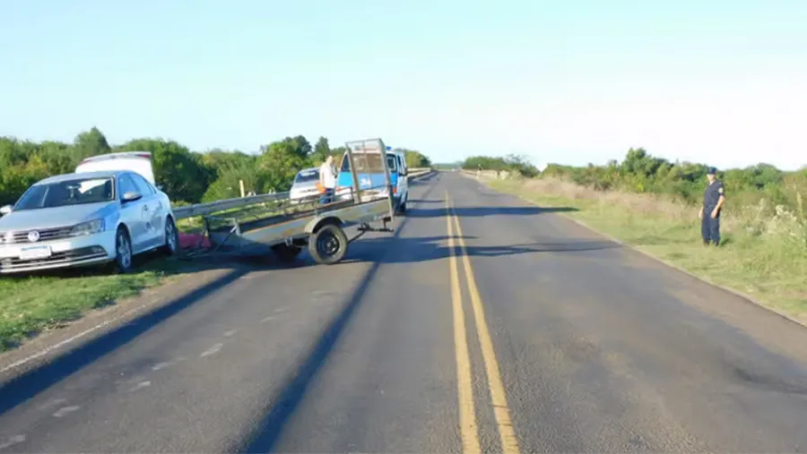 Un tráiler se desprendió de una camioneta y mató a una mujer que se encontraba pescando en el puente de la Ruta Nacional 136 en Gualeguaychú.