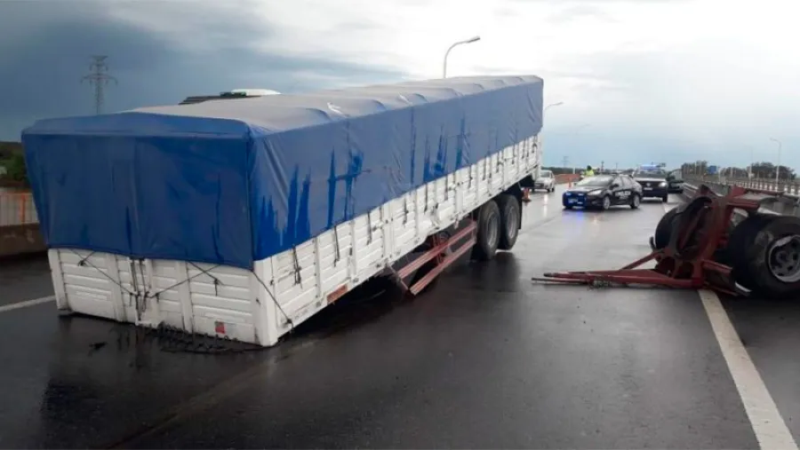 Se desprendió el acoplado de un camión sobre un puente de ruta 168