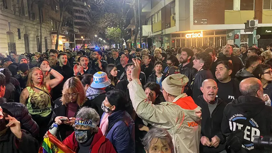 Organizaciones sociales marchan al domicilio de Cristina Kirchner.