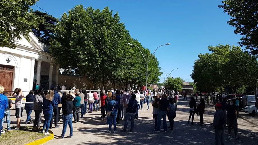 Una multitud salió al paso del cortejo fúnebre para despedir al intendente Federico Bogdan. Una multitud salió al paso del cortejo fúnebre para despedir al intendente Federico Bogdan.