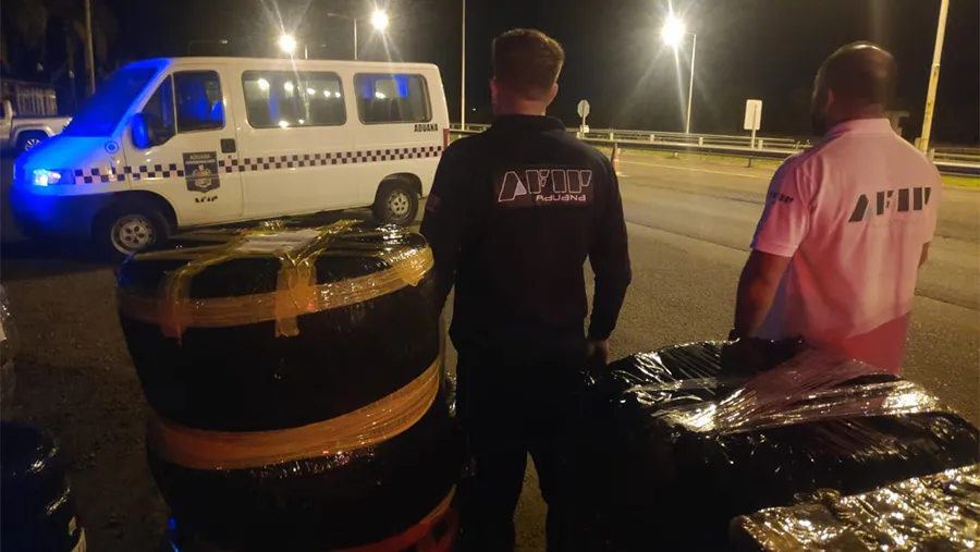 Aduana realizó un operativo en Concordia donde secuestró 200 neumáticos. Aduana realizó un operativo en Concordia donde secuestró 200 neumáticos.