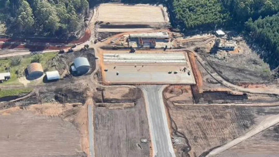 La obra de construcción y readecuación del Aeropuerto Comodoro Pierrestegui, de Concordia, es financiada por el gobierno provincial mediante un crédito BID, con una inversión que alcanza los 32 millones de dólares.