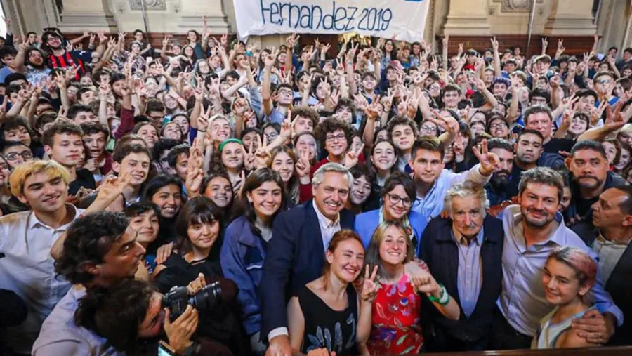 Alberto Fernández visitó el Nacional Buenos Aires junto a Mujica y criticó a Macri