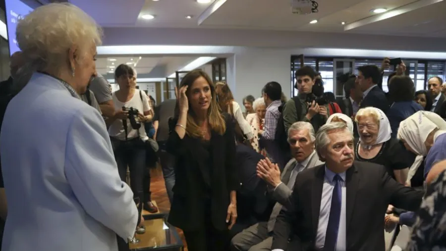 En la veda electoral, Alberto Fernández fue a un homenaje a Estela de Carlotto En la veda electoral, Alberto Fernández fue a un homenaje a Estela de Carlotto