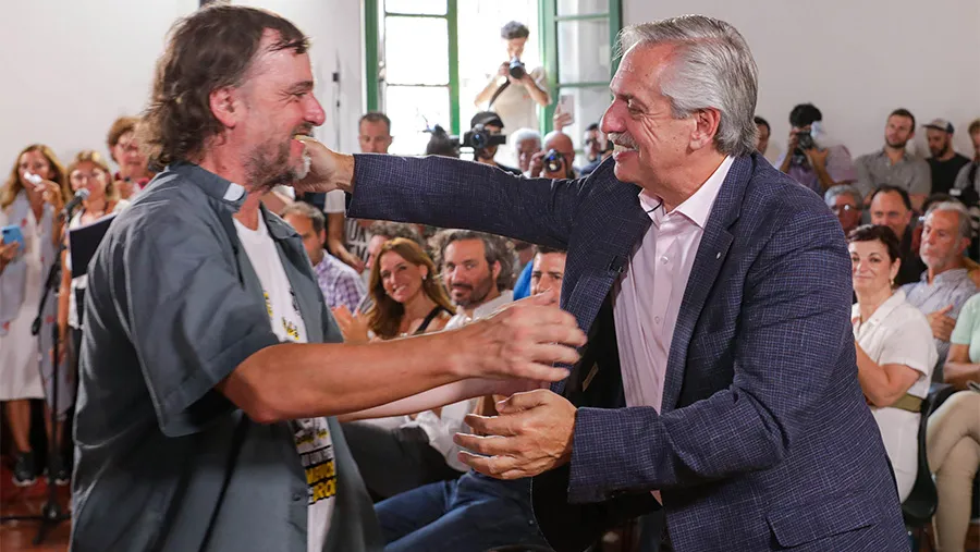 El Presidente Alberto Fernández firmó hoy en Luján el compromiso “Ni un pibe, ni una piba menos por la droga”, una campaña impulsada por la Federación de Hogares de Cristo que preside el cura José María “Pepe” Di Paola.