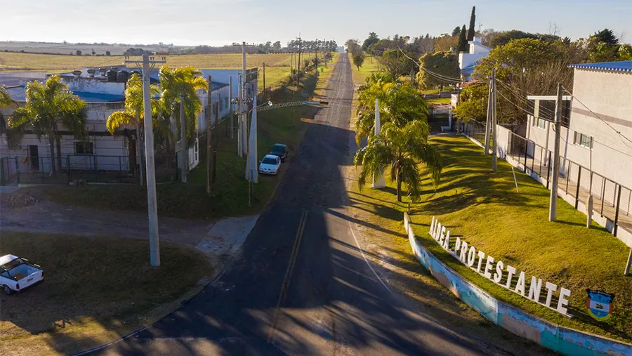 Con un financiamiento de poco más de 99 millones de pesos, el gobierno provincial licita la reconstrucción del ingreso a Aldea Protestante, desde la RP 11. Con un financiamiento de poco más de 99 millones de pesos, el gobierno provincial licita la reconstrucción del ingreso a Aldea Protestante, desde la RP 11.