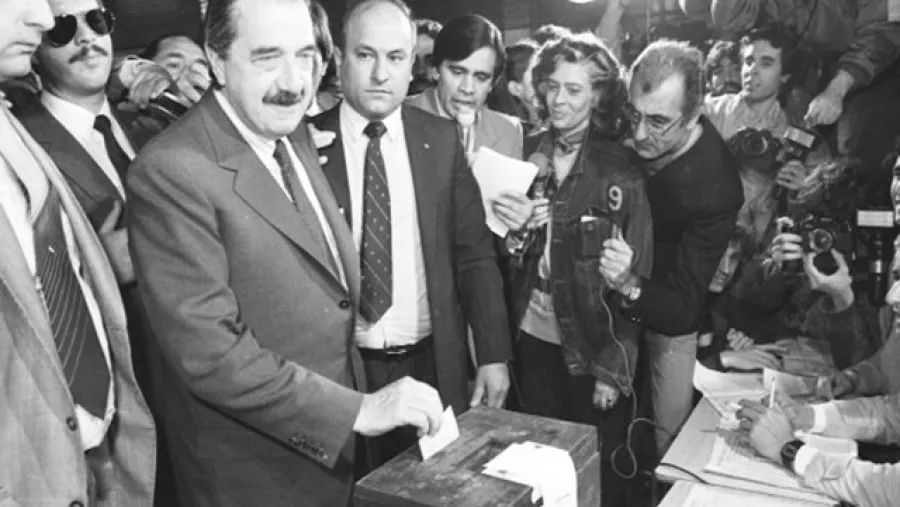 Raúl Alfonsín votando Raúl Alfonsín votando