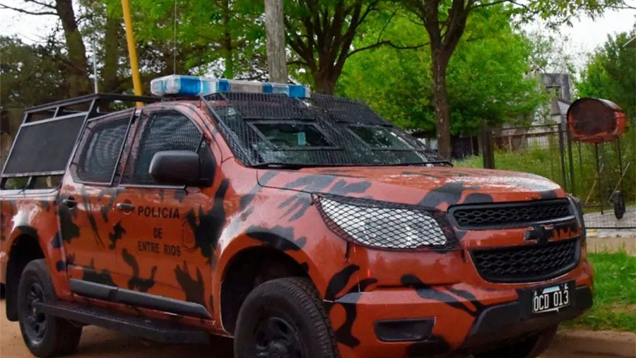 En más de quince allanamientos se logró detener a veinte personas sospechada de integrar una banda que robaba y comercializaba armas y drogas con complicidad de algunos Policías. En más de quince allanamientos se logró detener a veinte personas sospechada de integrar una banda que robaba y comercializaba armas y drogas con complicidad de algunos Policías.