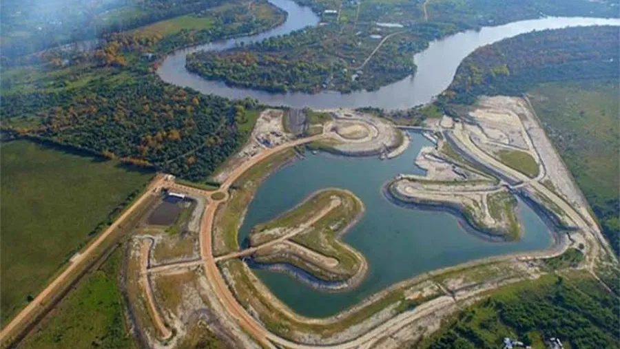 Vista aérea del improvisado proyecto inmobiliario Amarras del Gualeguaychú, cuestionado por su ilegalidad, irregularidad y su daño ambiental. Vista aérea del improvisado proyecto inmobiliario Amarras del Gualeguaychú, cuestionado por su ilegalidad, irregularidad y su daño ambiental.