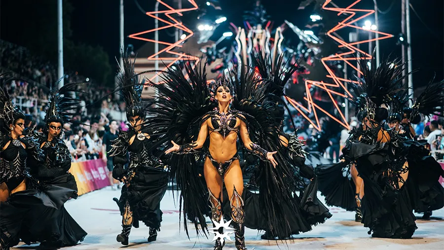 La comparsa Marí Marí del Club Central Entrerriano abrirá esta última noche del Carnaval del País.