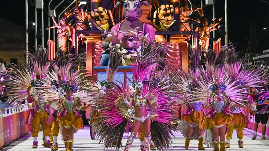 Papelitos (Juventud Unida) será la responsable de abrir la quinta noche del Carnaval del País; seguida de Marí Marí (Club Central Entrerriano), Kamarr (Centro Cultural, Social y Deportivo Sirio Libanés) y Ará Yeví (Club Tiro Federal).