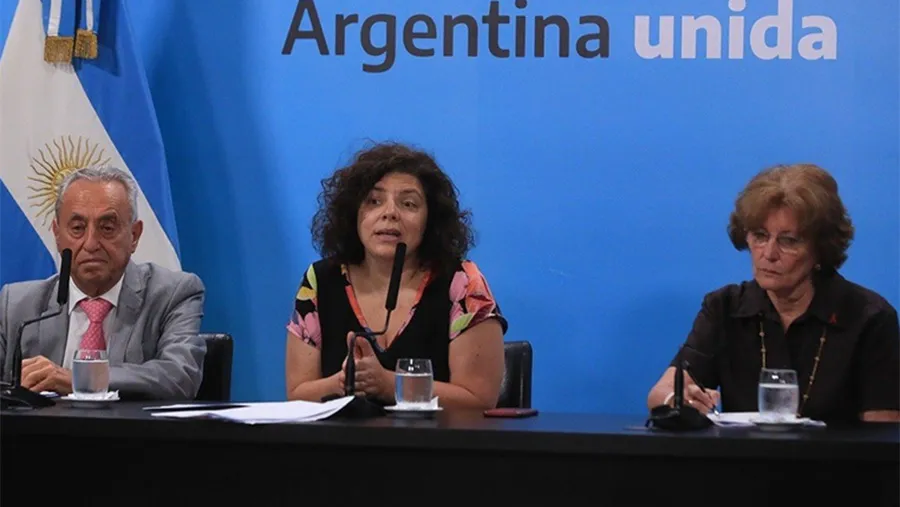 Carla Vizzotti (centro), encargada de presentar los reportes diarios.