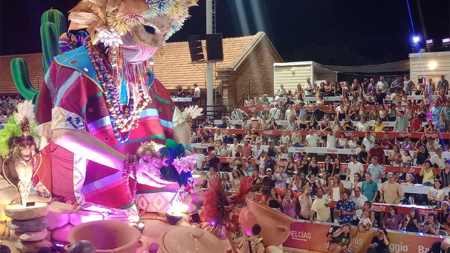 Ará Yeví inauguró la cuarta noche en el Corsódromo de Gualeguaychú. Y el Carnaval del País fue presenciado por casi 20 mil personas, de acuerdo al área de Prensa del espectáculo. Ará Yeví inauguró la cuarta noche en el Corsódromo de Gualeguaychú. Y el Carnaval del País fue presenciado por casi 20 mil personas, de acuerdo al área de Prensa del espectáculo.