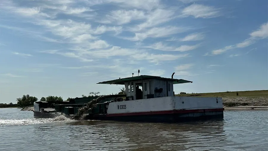 Imagen de archivo de la embarcación que es denunciada por dragar en el río Gualeguay.