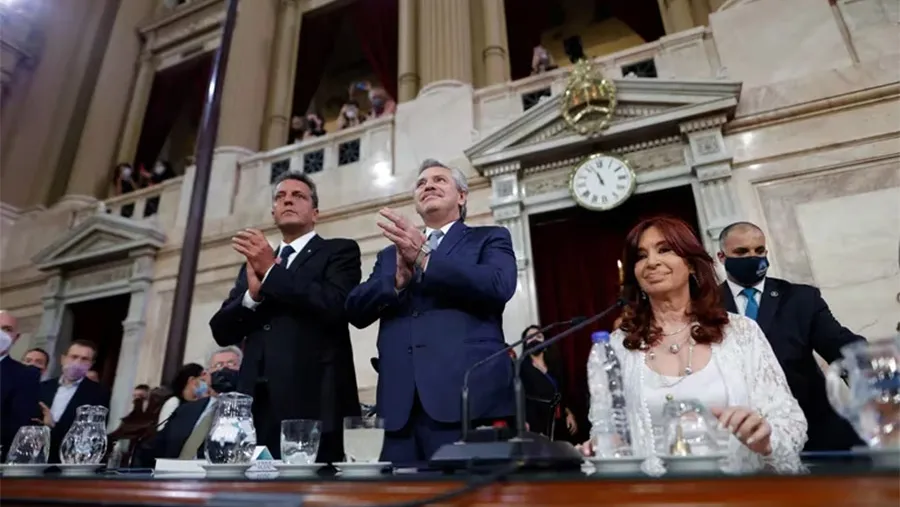 Con Alberto Fernández fuera de la competencia, Cristina Kirchner se prepara para hablar y Sergio Massa lidia con la crisis económica mientras medita sobre su posible candidatura.