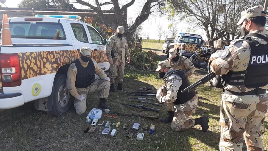 En Gualeguaychú como en Islas este año se produjo uno de los mayores secuestros de armas de fuego, lo que redunda en una mayor prevención en materia de seguridad rural. En Gualeguaychú como en Islas este año se produjo uno de los mayores secuestros de armas de fuego, lo que redunda en una mayor prevención en materia de seguridad rural.