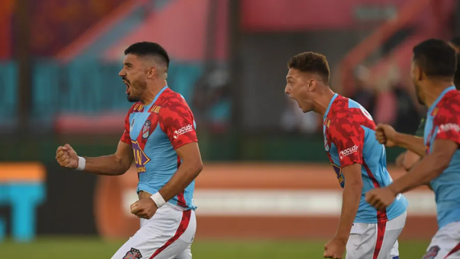 Arsenal Un guiño para Patronato: Arsenal goleó a Aldosivi y se metió en zona de Sudamericana