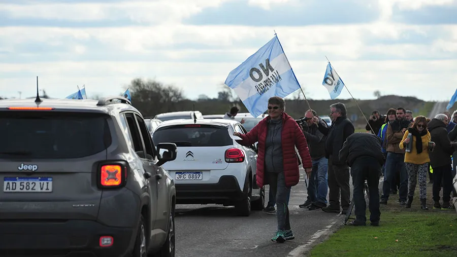 La Asamblea Ciudadana protestó contra la pastera UPM Botnia en el paraje Arroyo Verde. (Fotografía: gentileza Ricardo Santellán).
