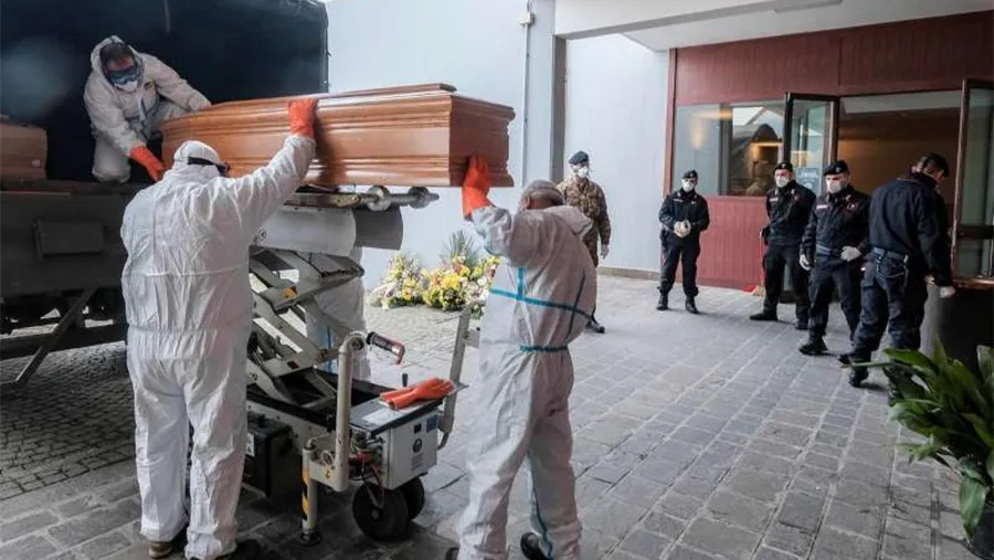 Los soldados del ejército italiano usan trajes protectores al transportar ataúdes en camiones militares desde el área de Bérgamo hasta el cementerio de Cinisello Balsamo, cerca de Milán.