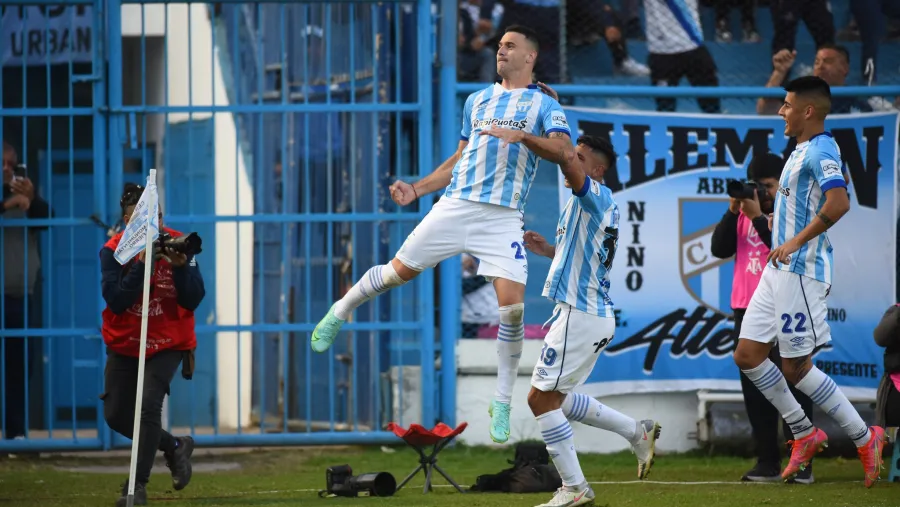 Atlético Tucumán revirtió el resultado ante Lanús y consiguió su primer triunfo Atlético Tucumán revirtió el resultado ante Lanús y consiguió su primer triunfo