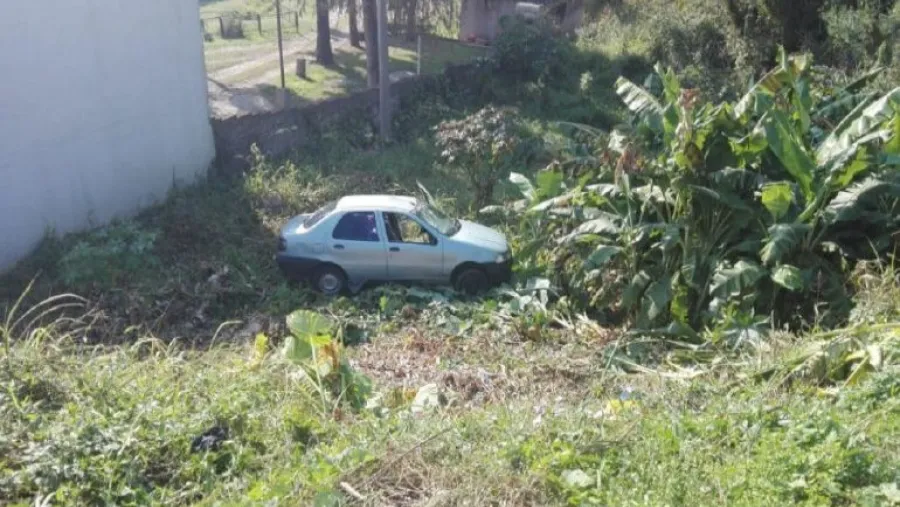 Un auto cayó por una barranca en inmediaciones al Patito Sirirí Un auto cayó por una barranca en inmediaciones al Patito Sirirí
