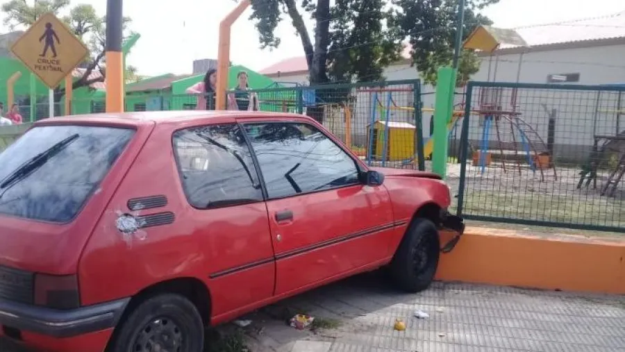 Un auto chocó contra un jardín tras esquivar a un motociclista que escapó de un control Un auto chocó contra un jardín tras esquivar a un motociclista que escapó de un control