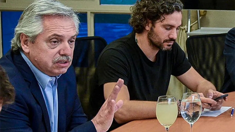 Fernández evalúa con su equipo la instrumentación de las medidas económicas. Fernández evalúa con su equipo la instrumentación de las medidas económicas.