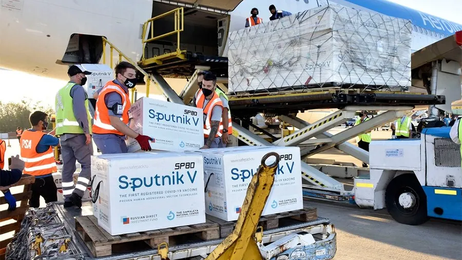 El Gobierno nacional avanza con la campaña de vacunación en el peor momento de la segunda ola. 