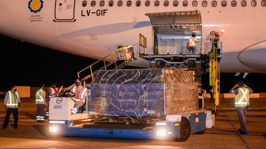 Llegó un nuevo vuelo desde Moscú con 815.150 dosis de la Sputnik V