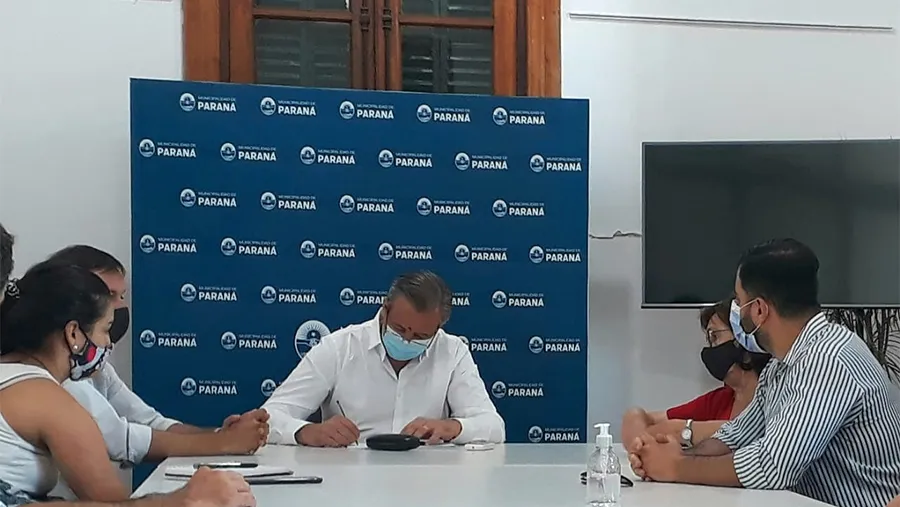 El intendente de Paraná y los vecinos de la “Asamblea del Parque Urquiza” no lograron un consenso sobre el uso del predio lindero al Patito Sirirí. El intendente de Paraná y los vecinos de la “Asamblea del Parque Urquiza” no lograron un consenso sobre el uso del predio lindero al Patito Sirirí.