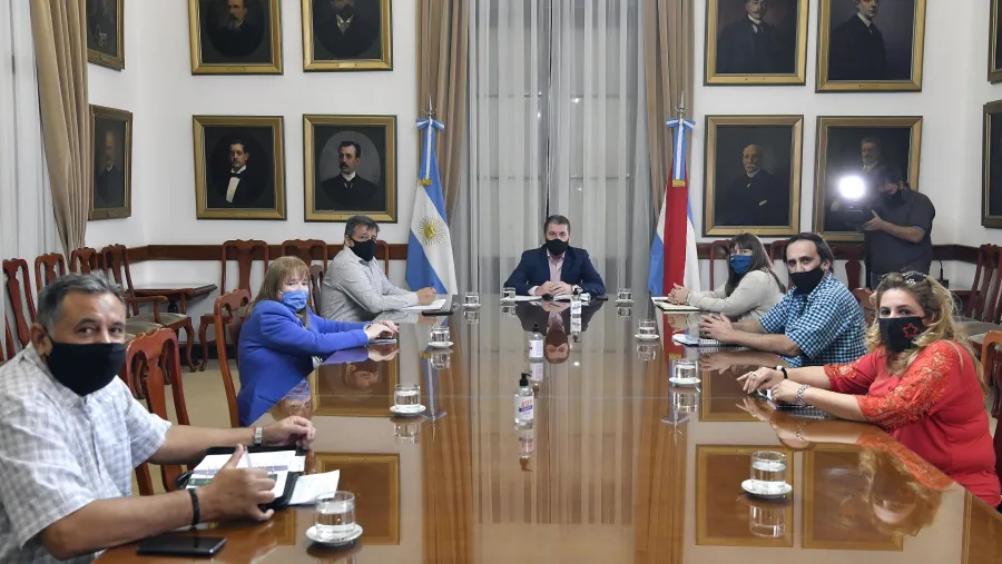 La provincia mejoró la propuesta salarial a los gremios estatales