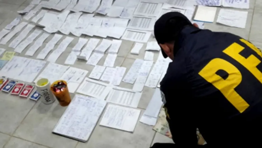 Cuatro detenidos por usar un bar en Colón para encubrir una quiniela clandestina Cuatro detenidos por usar un bar en Colón para encubrir una quiniela clandestina