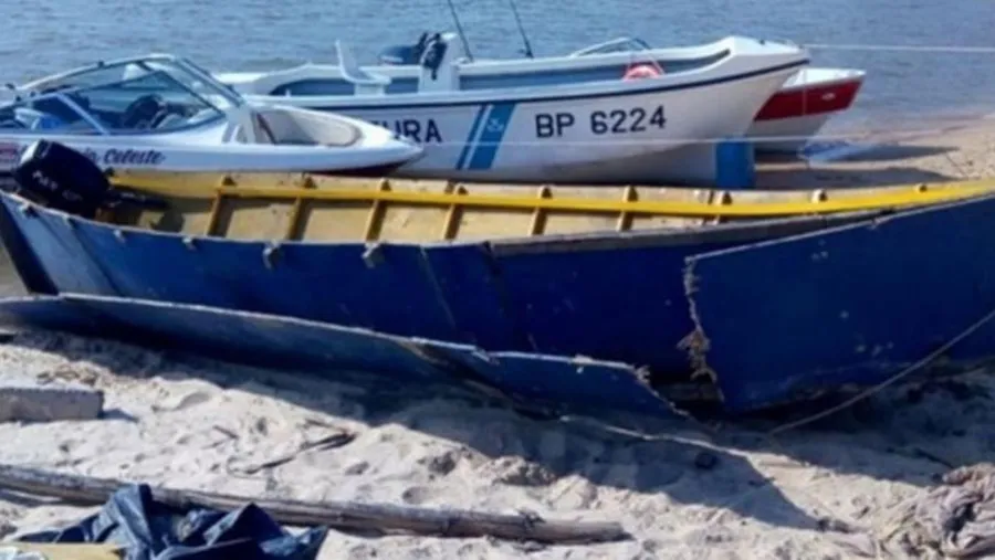 La barcaza tenía una doble pared en la que se escondían los panes de marihuana.