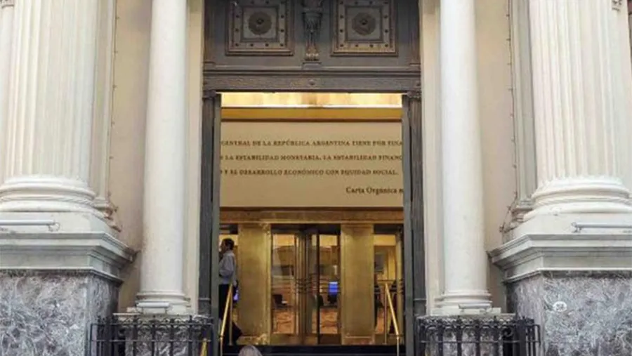 El Banco Central asistió al Gobierno Nacional con 940 mil millones de pesos desde el comienzo de la cuarentena. El Banco Central asistió al Gobierno Nacional con 940 mil millones de pesos desde el comienzo de la cuarentena.