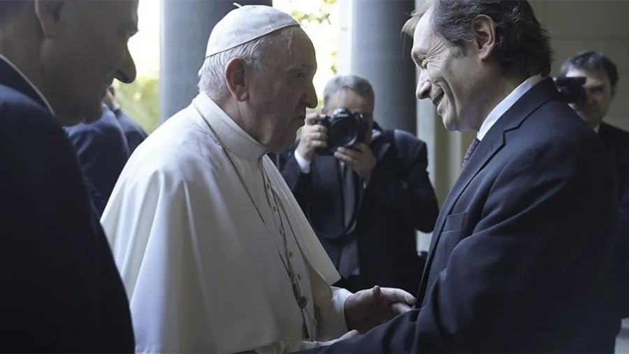 Imagen de archivo del papa Francisco y Gustavo Béliz, quien fue nombrado como miembro ordinario de la Academia Pontificia de Ciencias Sociales. 