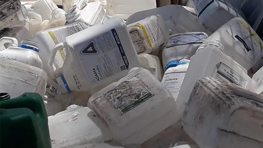 Arrojaron unos cien envases de agrotóxicos en el ingreso al basural de Pueblo General Belgrano. Hubo denuncia en Fiscalía y se espera que la Municipalidad aporte las filmaciones de las cámaras de video vigilancia para dar con los responsables.