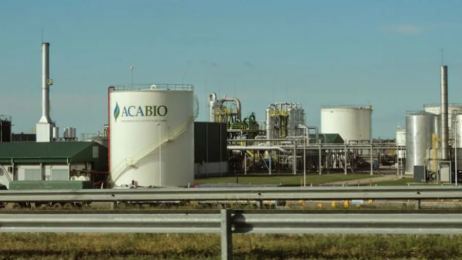 A pesar de los vaivenes a los que está sometido el negocio, la Argentina produjo en 2018 un volumen récord de bioetanol, un combustible renovable que se puede obtener o bien desde la caña de azúcar o bien desde el maíz A pesar de los vaivenes a los que está sometido el negocio, la Argentina produjo en 2018 un volumen récord de bioetanol, un combustible renovable que se puede obtener o bien desde la caña de azúcar o bien desde el maíz