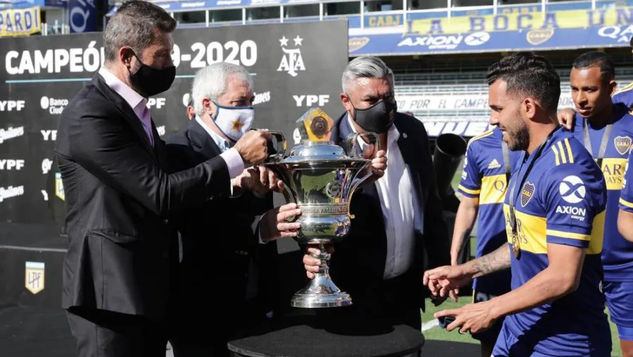 A nueve meses de su consagración, Boca recibió el trofeo de la Superliga