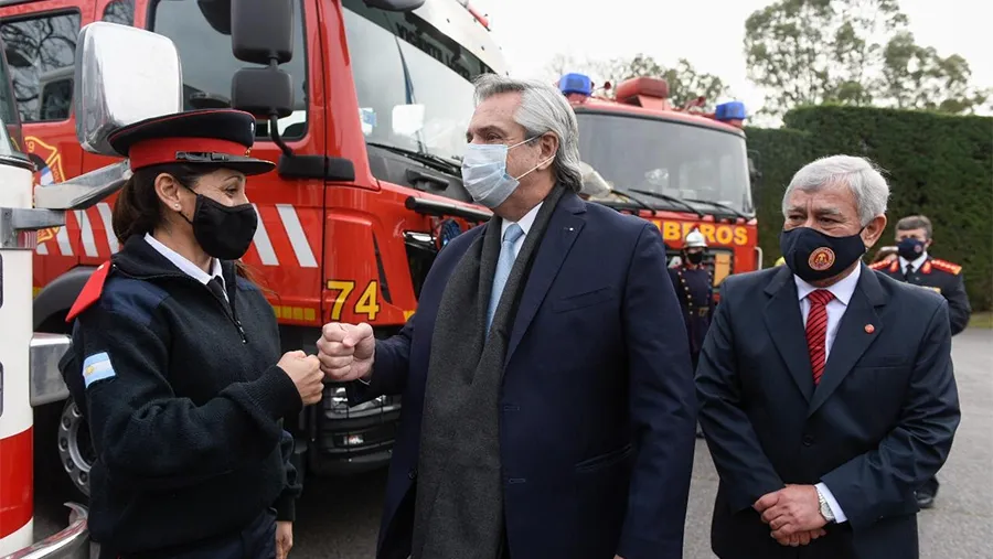 El Presidente Alberto Fernández promulgó la Ley de Fortalecimiento del Sistema de Bomberos Voluntarios que incluye la exención del pago de servicios públicos. El Presidente Alberto Fernández promulgó la Ley de Fortalecimiento del Sistema de Bomberos Voluntarios que incluye la exención del pago de servicios públicos.