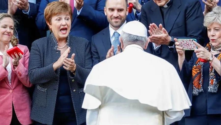 La directora gerente del FMI, Kristalina Georgieva, el ministro de Economía de Argentina, Martín Guzmán, y el Papa Francisco en una conferencia en el Vaticano.