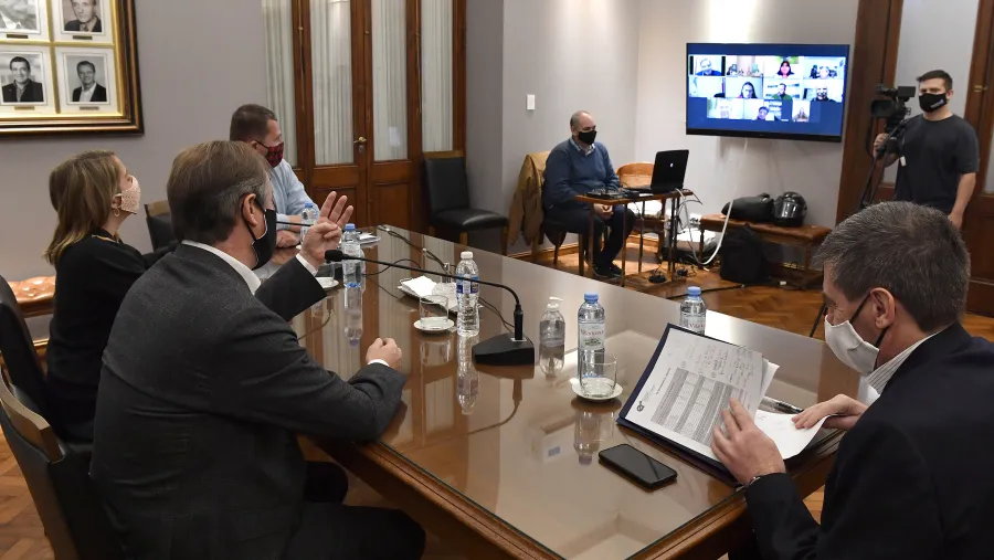 Bordet analizó con senadores oficialistas el proyecto de Emergencia Solidaria Bordet analizó con senadores oficialistas el proyecto de Emergencia Solidaria