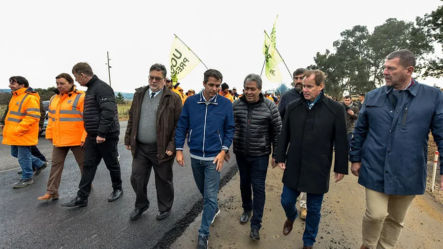 El gobernador Gustavo Bordet junto a un grupo de funcionarios recorrió las obras de la ruta 4 y el acceso a Concordia desde la Autovía Gervasio Artigas (Ruta Nacional N° 14). El gobernador Gustavo Bordet junto a un grupo de funcionarios recorrió las obras de la ruta 4 y el acceso a Concordia desde la Autovía Gervasio Artigas (Ruta Nacional N° 14).