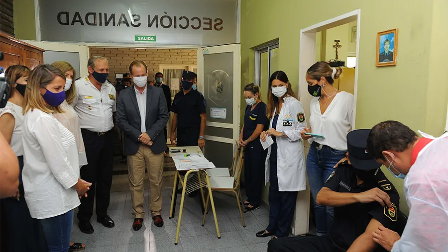 Hoy se iniciará la vacunación al personal de educación especial. Son más de mil docentes y se estima que la inmunización podría continuar el lunes y así culminar con este grupo.