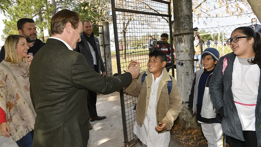 El gobernador estuvo en Federal, donde inauguró obras de gas y saneamiento, y firmó el contrato para el nuevo edificio de la escuela secundaria.
