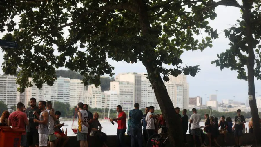 Gente bebiendo en un bar de Río de Janeiro Gente bebiendo en un bar de Río de Janeiro