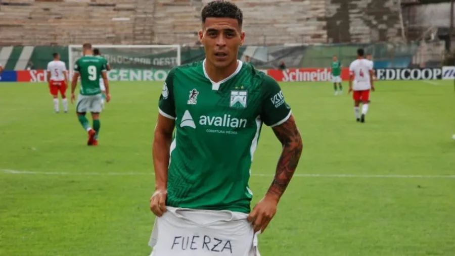 Detuvieron al futbolista Brian Fernández por apedrear un colectivo en Santa Fe Detuvieron al futbolista Brian Fernández por apedrear un colectivo en Santa Fe