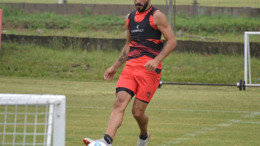 El diamantino Brian Nievas será la novedad de Patronato para visitar a Huracán